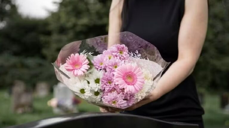 Mulher segurando flores com uma roupa preta