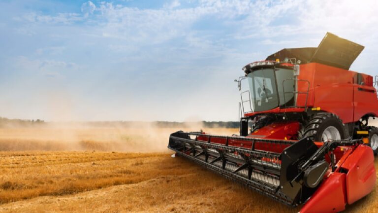 Máquina agrícola vermelha