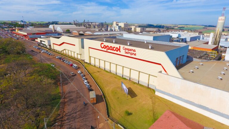 Fachada do complexo industrial da Copacol em Cafelândia vista de cima com galpões e torre ao fundo