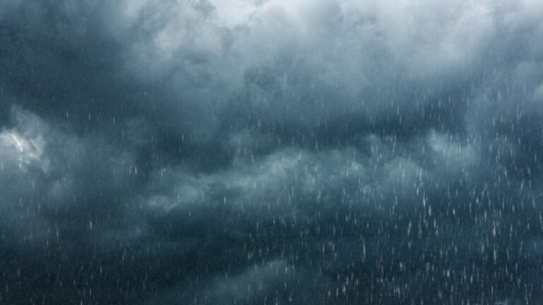 Chuva intensa cai sob nuvens carregadas e escuras em cenário de instabilidade climática e previsão de temporal
