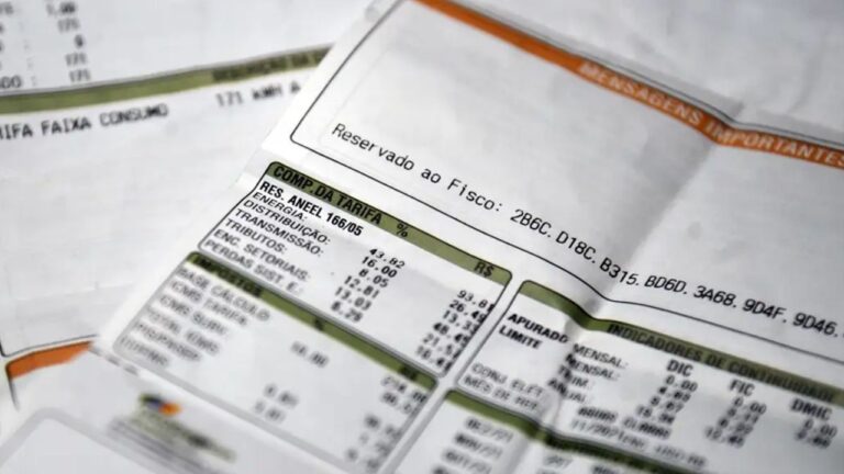 Conta de energia elétrica com detalhamento de tarifas e impostos exibida em close sobre mesa, destacando composição do valor cobrado ao consumidor