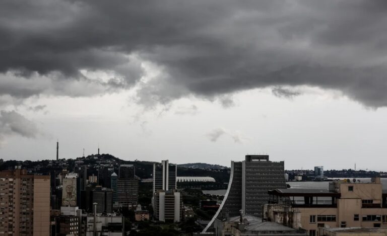 Vista do Centro Administrativo de Minas Gerais e do Mineirão sob céu nublado em Belo Horizonte antes de chuva