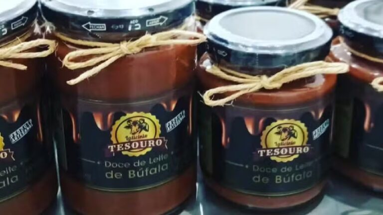Potes de doce de leite de búfala da marca Tesouro expostos para venda em prateleira de mercado artesanal