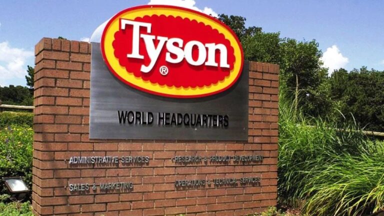 Placa com logotipo da Tyson em frente à sede mundial da empresa destacando operações corporativas da indústria alimentícia