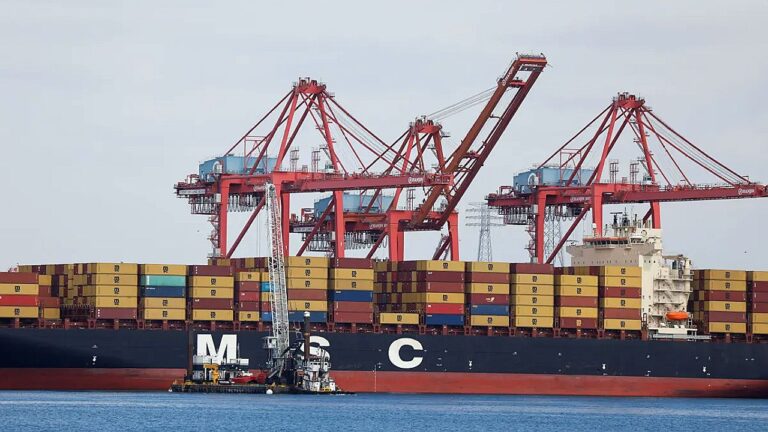 Navio cargueiro com contêineres sendo operado por guindastes em porto em imagem sobre exportação e logística marítima