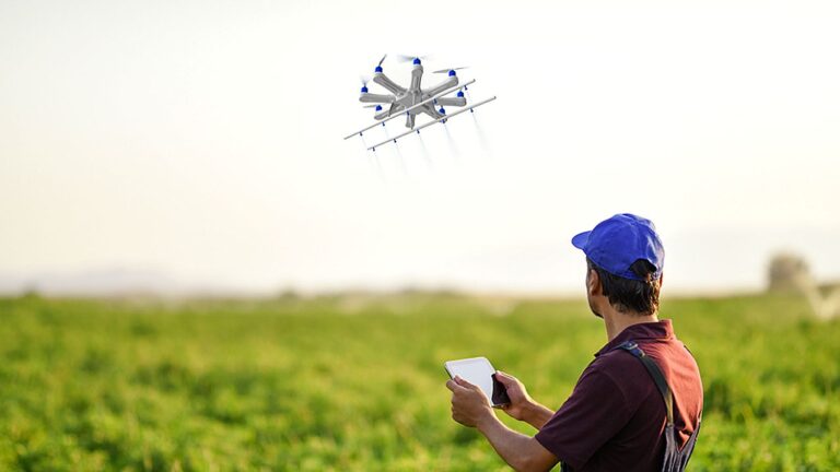 Produtor rural opera drone agrícola sobre plantação em imagem sobre tecnologia no agronegócio e pulverização de lavouras