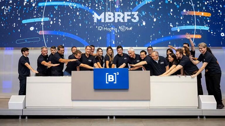 Executivos da Marfrig participam de cerimônia de abertura de capital na B3 com código MBRF3 exibido no painel