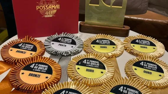 Medalhas de ouro, prata e bronze do 4º Mundial do Queijo exibidas em premiação com destaque para queijos premiados