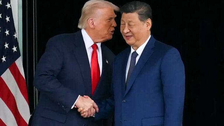 Donald Trump e Xi Jinping apertam as mãos durante encontro entre Estados Unidos e China