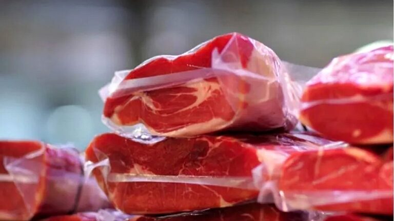 Pacotes de carne bovina embalados a vácuo expostos para comercialização em açougue ou mercado