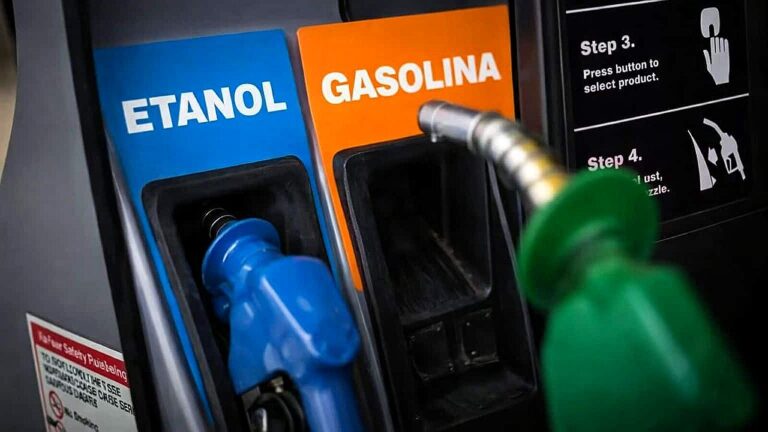 Bombas de combustível com opções de etanol e gasolina em posto de abastecimento de veículos