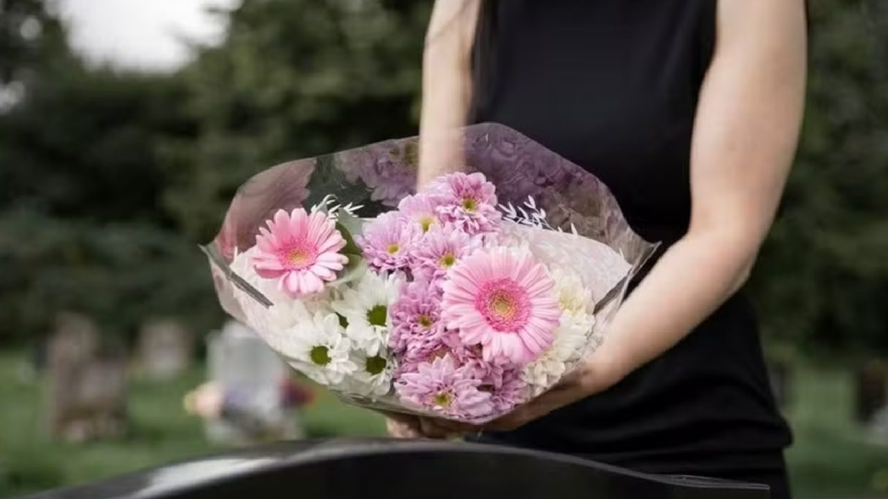 Mulher segurando flores com uma roupa preta